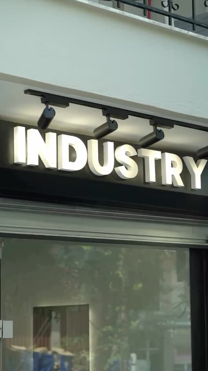 Η φωτιζόμενη ταμπέλα INDUSTRY στη βιτρίνα του καταστήματος